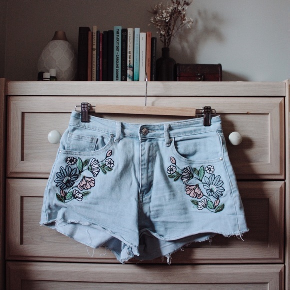 Embroidered high waisted jean shorts - Picture 1 of 3